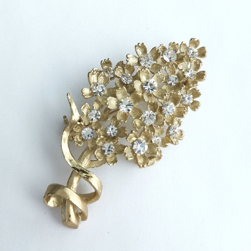 Vintage Lilac blossom flower brooch pin in crystal gold tone